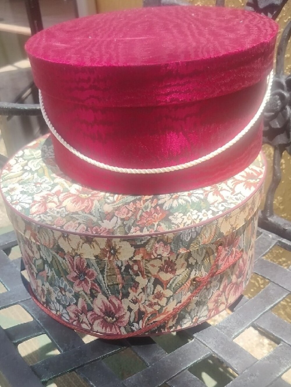 Vintage Two-Piece Round Hat Box Set in Magenta and Floral - Picture 5 of 7